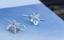 Load image into Gallery viewer, Tri-petal flower pearl ear hook
