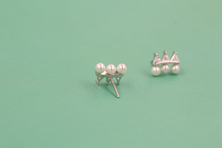 Crown shaped pearl earrings