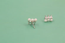 Load image into Gallery viewer, Crown shaped pearl earrings
